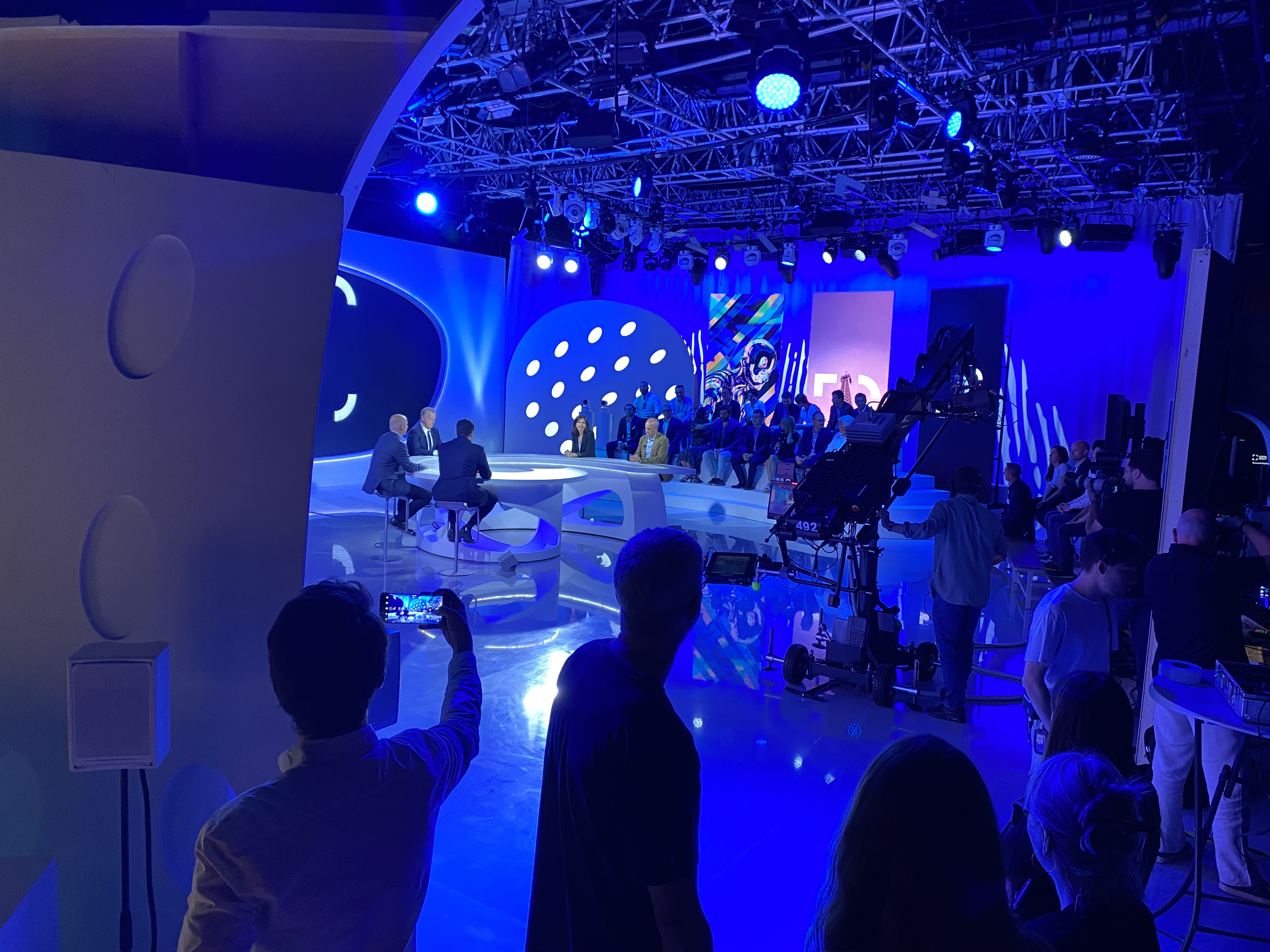 Préparation des équipes FDJ et RMCSPORT avant tournage